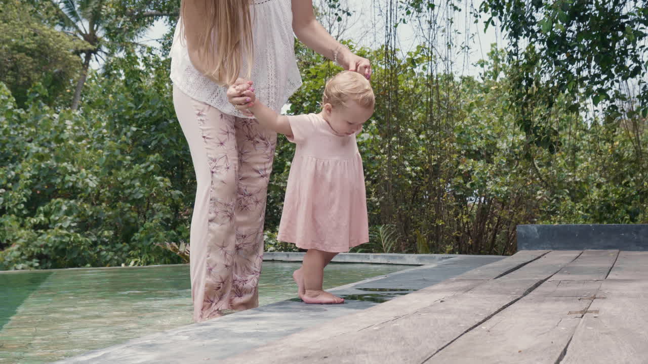niño caucásico saliendo del estanque