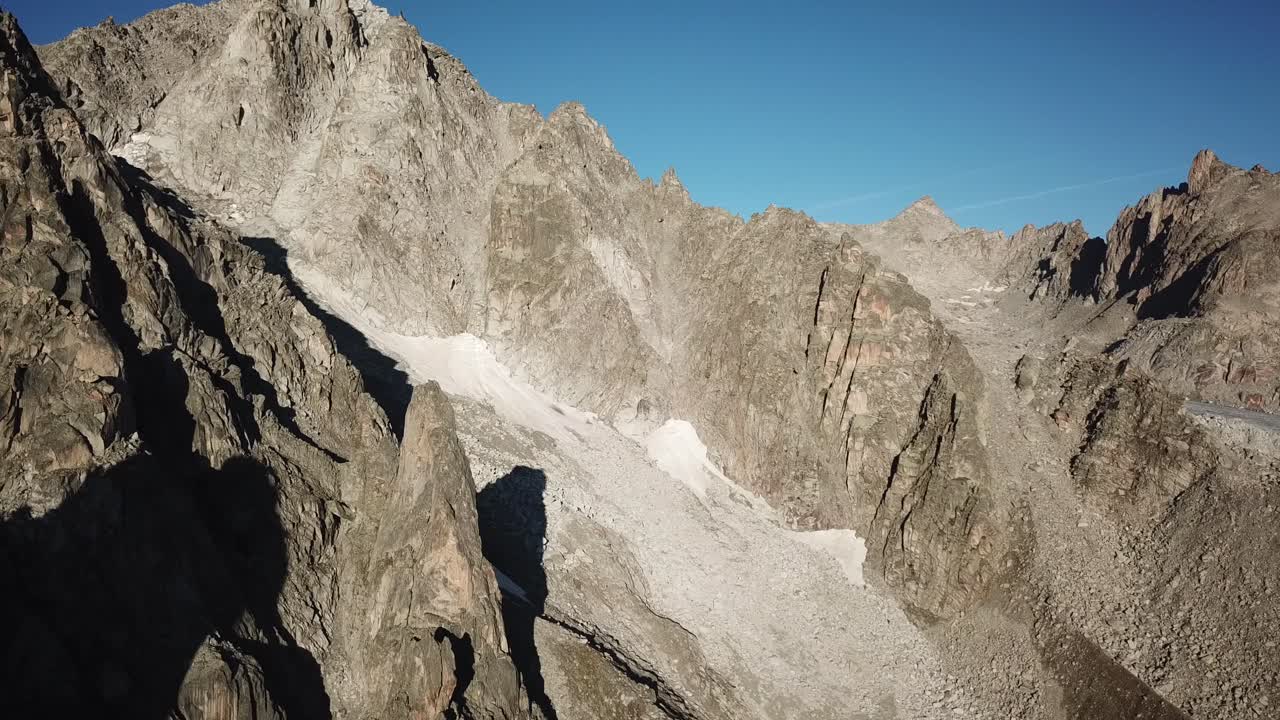vista de un avión no tripulado de algunos picos rocosos de las montañas en los alpes, suiza