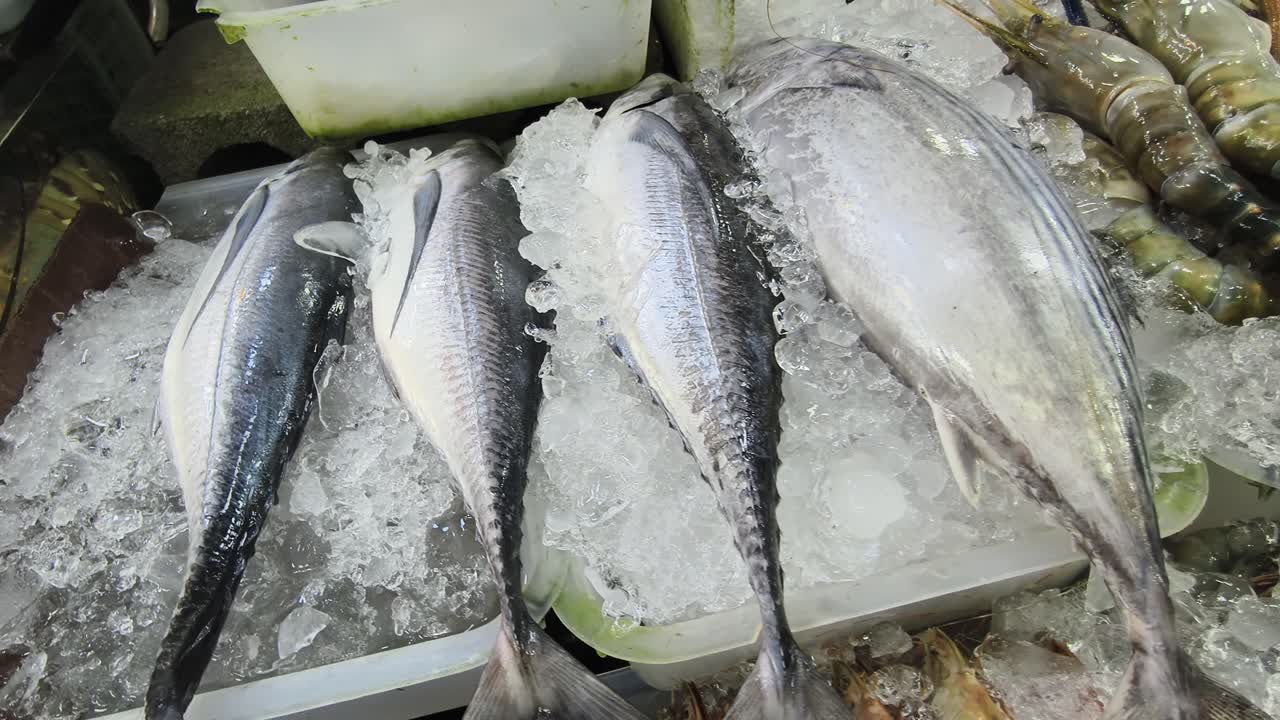 pescado fresco en hielo en un mercado