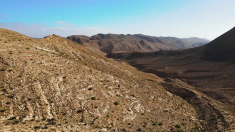 una foto de un dron de un cráter de israel