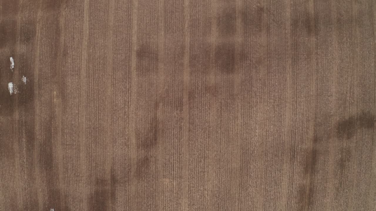 líneas rectas de campo agrícola visto desde un dron que vuela por encima mirando hacia abajo en la tierra