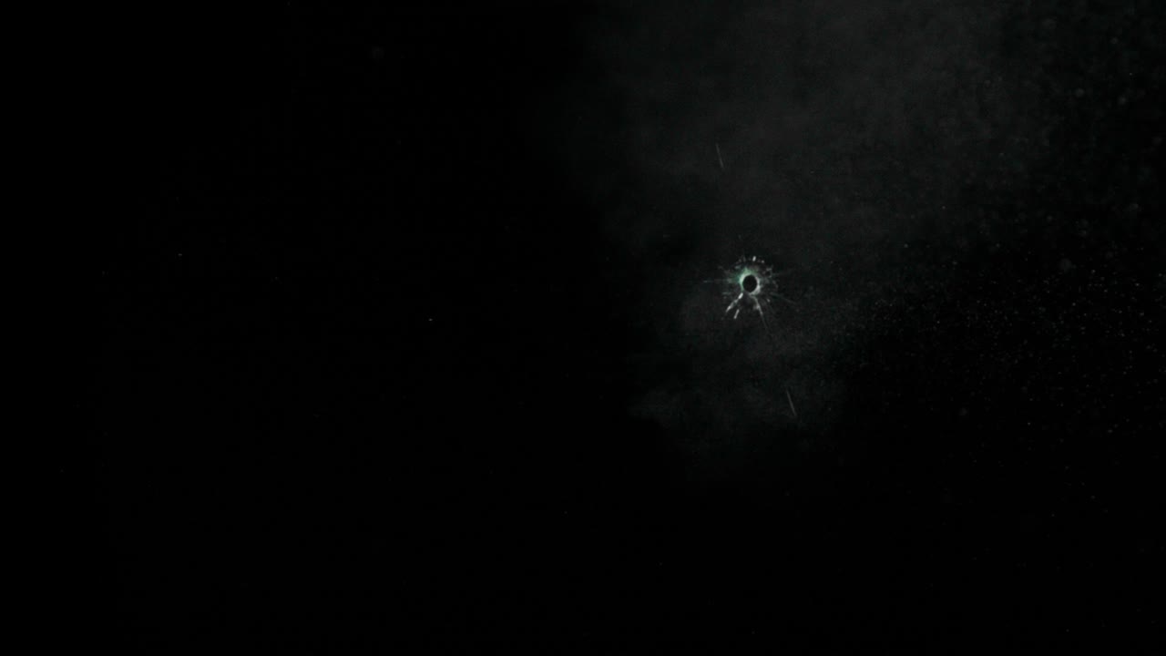 espejo roto, vidrio agrietado.