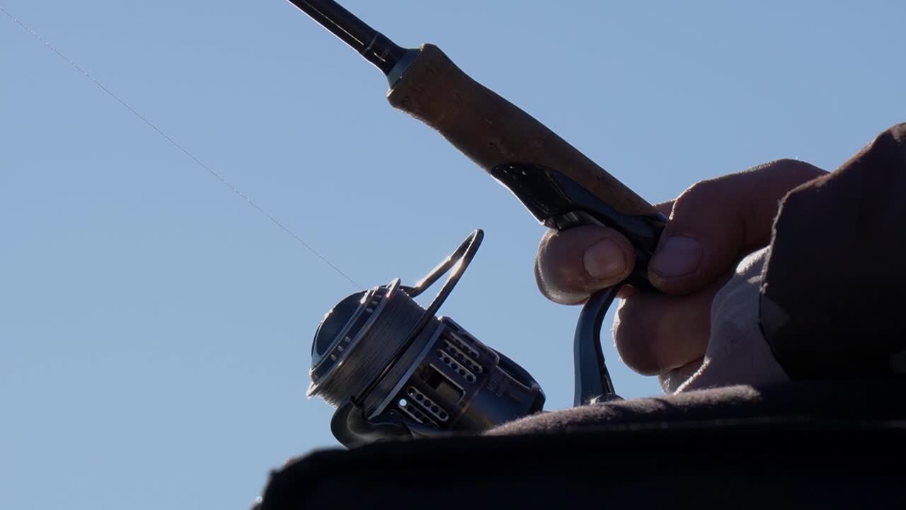 el hombre fue a pescar en las vacaciones