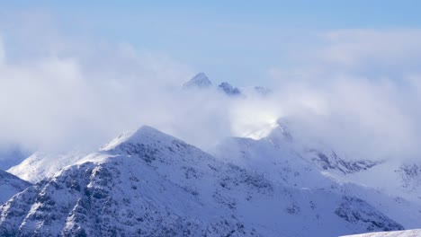 nubes moviéndose sobre los picos de las montañas cuillin en invierno en la isla del cielo en escocia