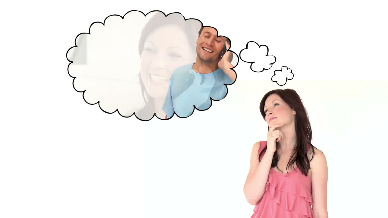 mujer pensando en llamar a su novio