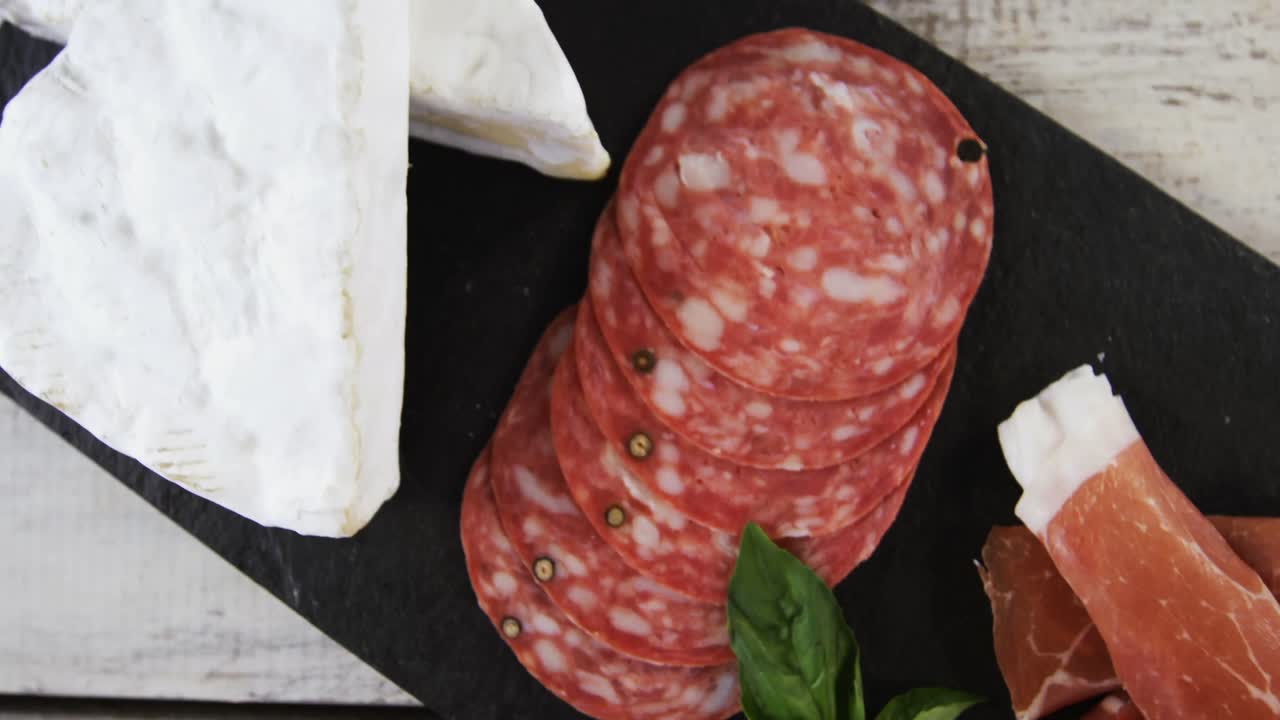 rebanadas de queso y carne