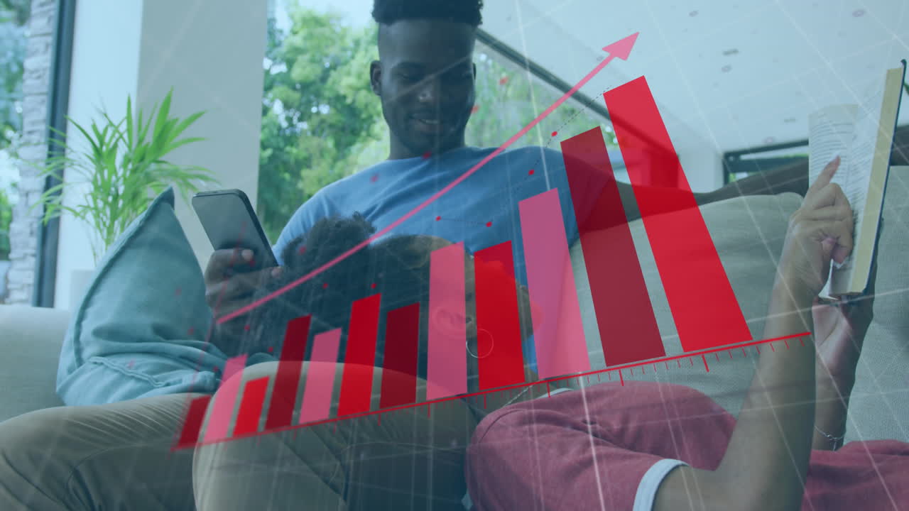 animación de flecha en gráficos de barra, pareja afroamericana relajándose y pasando tiempo de calidad en casa