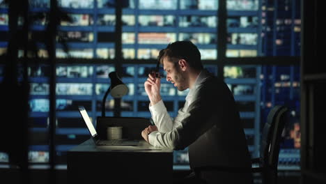 Primer-Hombre-Cansado-Trabajando-Hasta-Tarde-Con-Una-Computadora-Portátil-En-La-Oficina-En-Casa.-Hombre-De-Negocios-Cansado-Del-Trabajo-Mirando-En-La-Computadora-Portátil.-Trabajo-Adicto-Al-Trabajo-En-La-Fecha-Límite-De-Internet