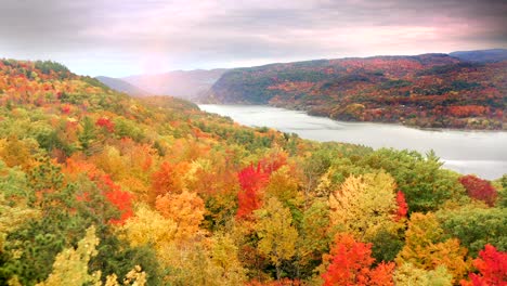 Herbstfarben-In-Neuengland:-Schönheit-Des-Reisetourismus