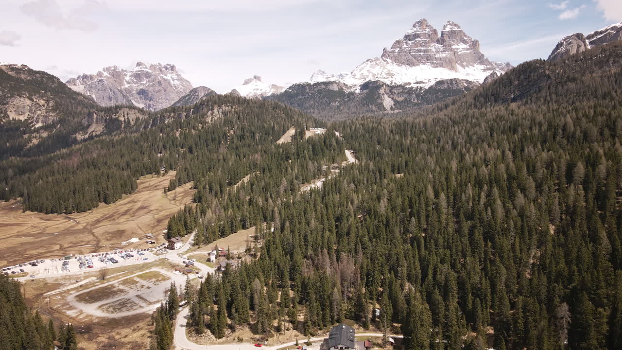 Dolomiti, movimento verso l'alto, foresta, rifugio, montagne, Italia, alpino, cime innevate, valle, natura, paesaggio, viaggio, panoramico, alberi sempreverdi, primavera, Europa, vista aerea