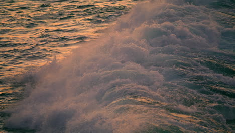 Abenddämmerung,-Wasser-Bricht-An-Meeresfelsen-Im-Freien,-Nahaufnahme.-Meereswellen-Bedecken-Stein