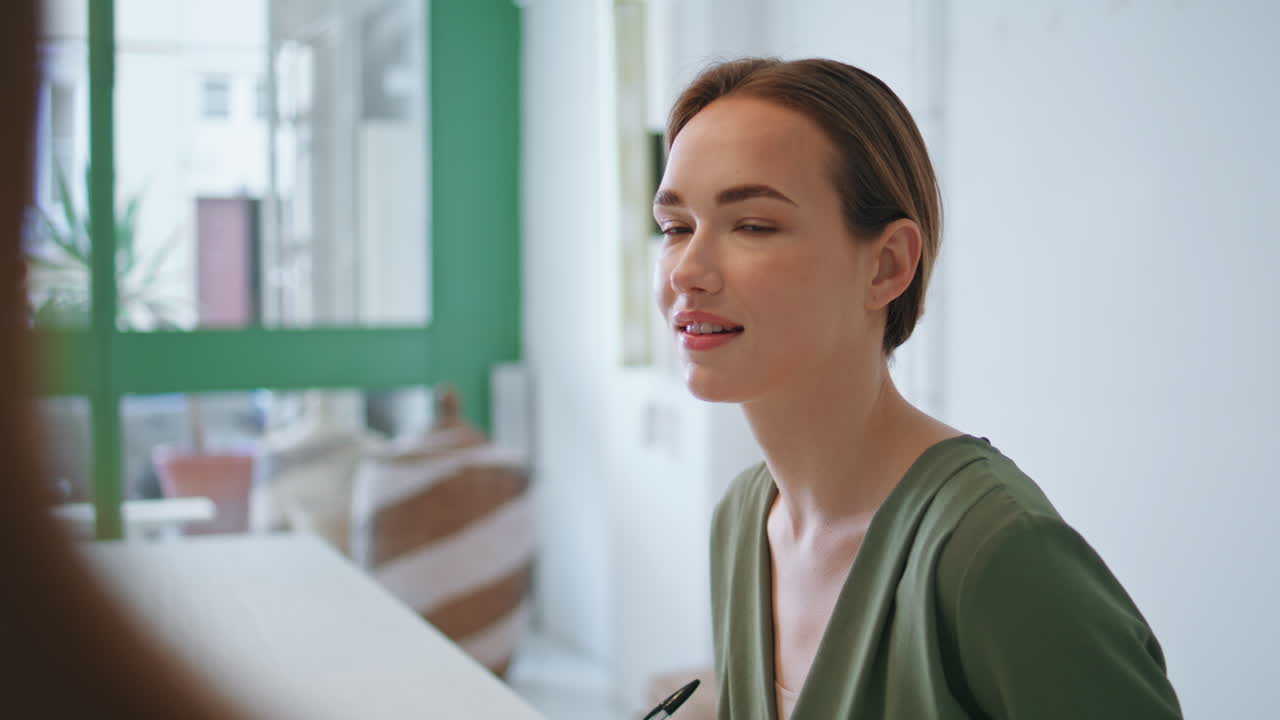 mujer de primer plano hablando con colegas en la oficina. asesoramiento profesional de negocios