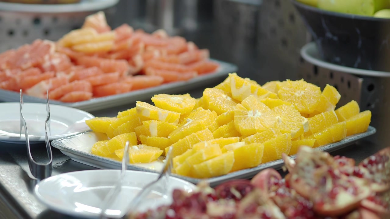 Arance a fette vivaci e frutta fresca su un buffet