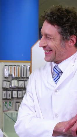 farmacéuticos interactuando entre sí en el mostrador