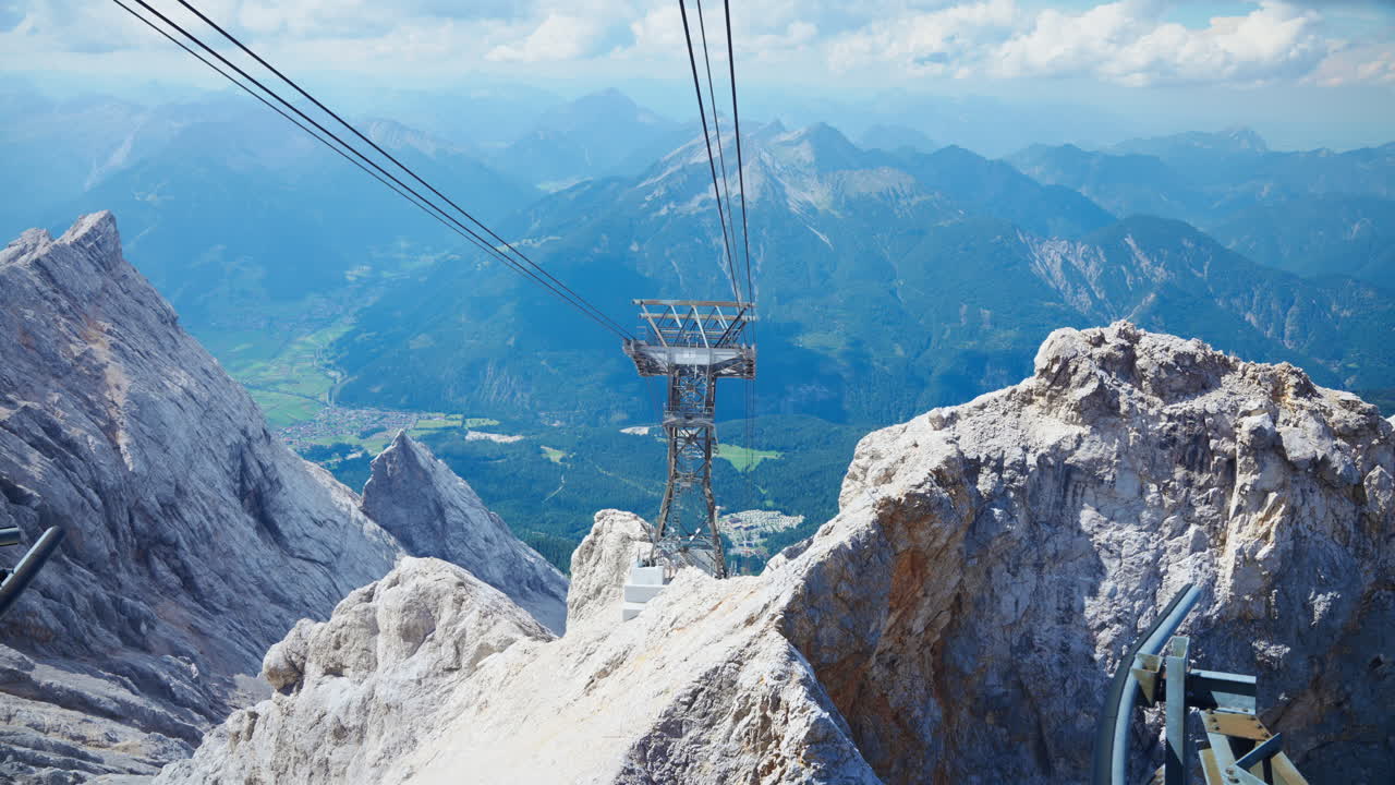 en la cima de la colina, disfrutar de las impresionantes vistas de sillas elevadoras deslizándose por el aire y la impresionante cordillera