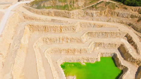 Agua-Verde-Lima-En-Antena-De-Minería-De-Piedra-Caliza-A-Cielo-Abierto