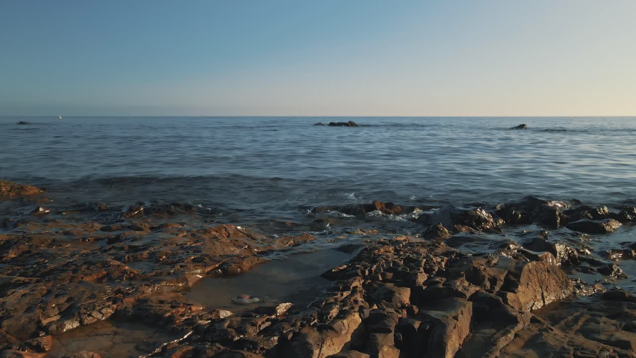 Loop cinemagraph di onde oceaniche con cielo sereno