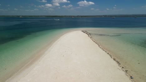 fotografía aérea de la prístina isla indonesia de lombok, una joya escondida que cautiva a los viajeros con su belleza de otro mundo.