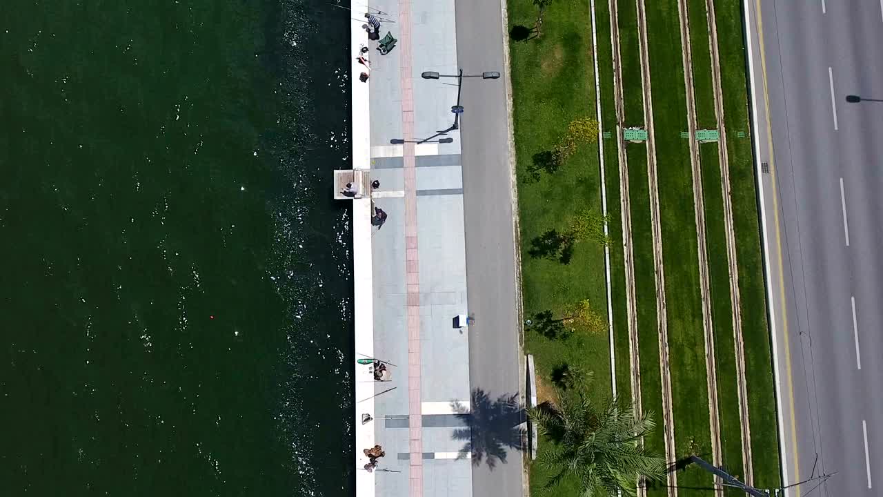 Vista aerea del traffico sulla strada costiera in una giornata di sole splendente, sopra l'autostrada litoranea