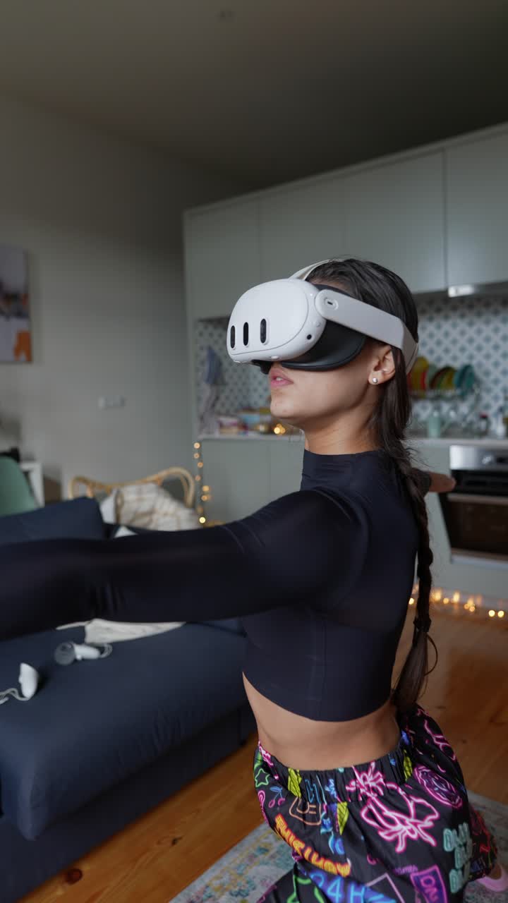 Donna che fa esercizio VR in cucina
