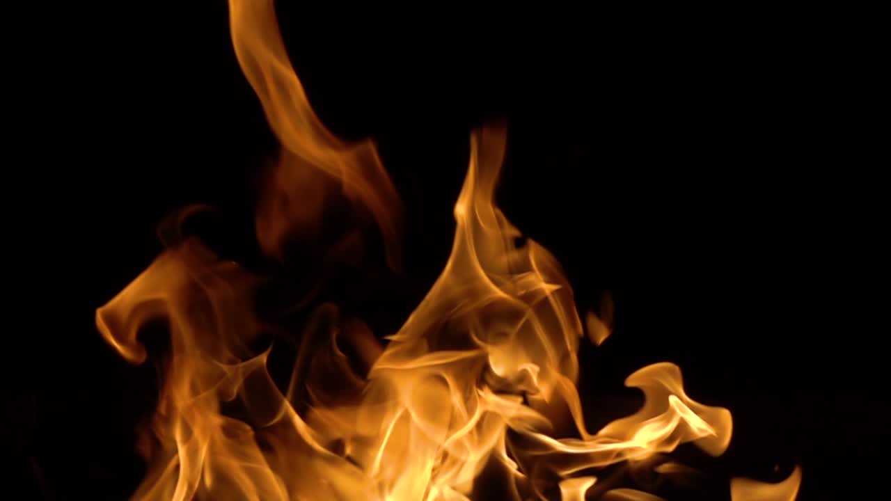 llamas de fuego sobre fondo negro en cámara lenta