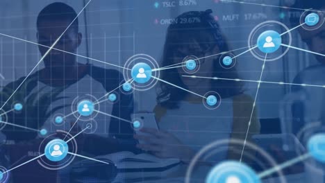 animación de una red de iconos digitales contra diversos colegas que utilizan dispositivos electrónicos en la oficina