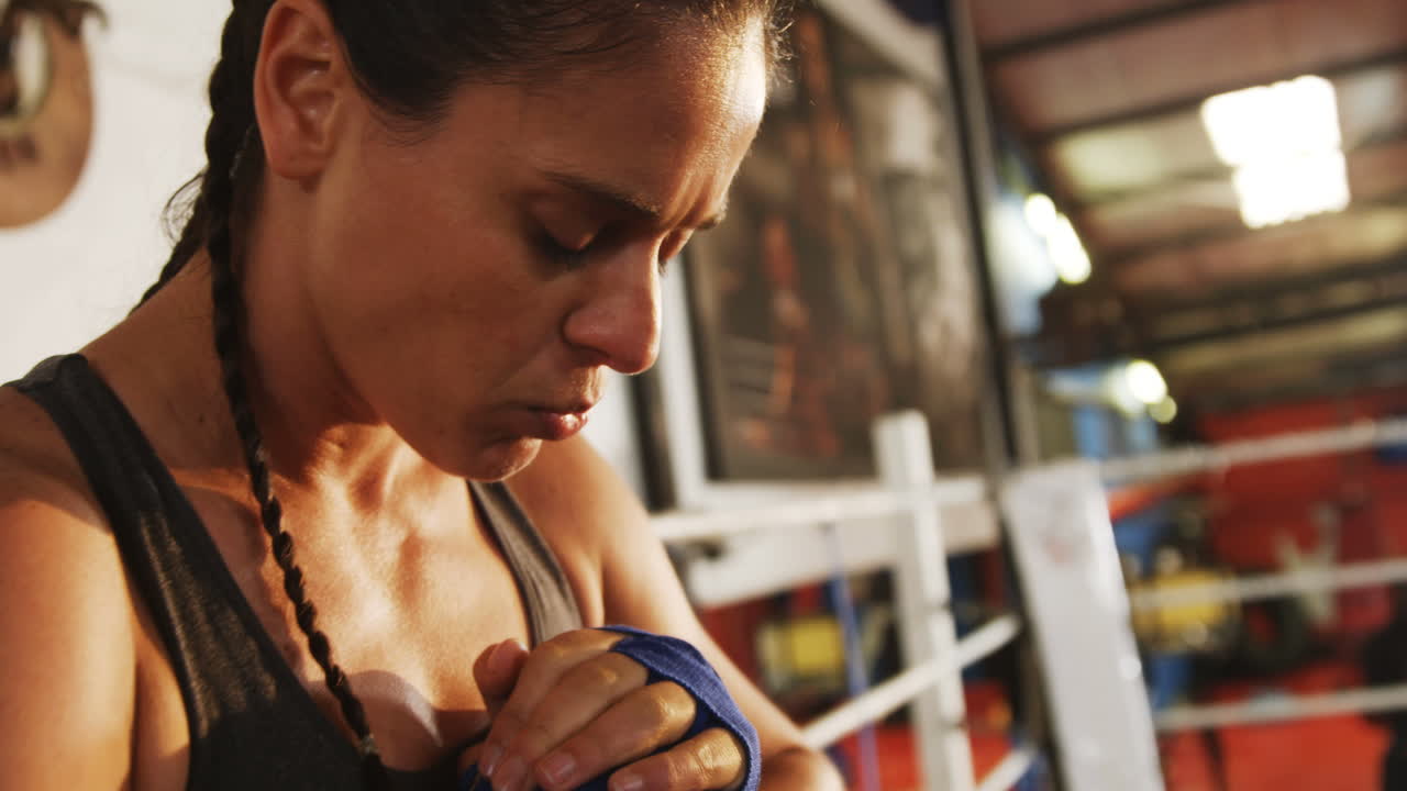 링 에 서 있는 여자 권투 선수