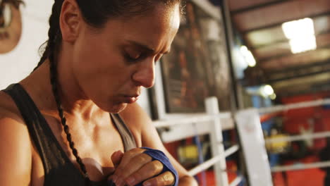 una boxeadora de pie en el ring