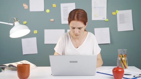 la mujer que se enojó por lo que vio en la computadora portátil.