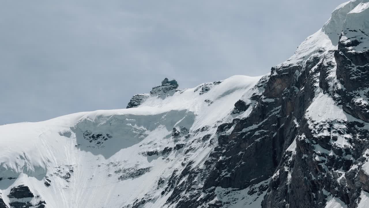 눈으로 인 절벽 위에 있는 정그프라우조크의 으로 둥글게 돌아다니는