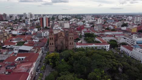 aerial: basílica de santa cruz y plaza sept 24 en una gran ciudad boliviana