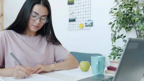 mujer estudiando en línea desde casa