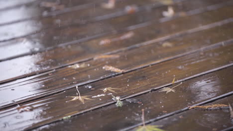 Cámara-Lenta-De-Gotas-De-Lluvia-Golpeando-Una-Plataforma-De-Madera