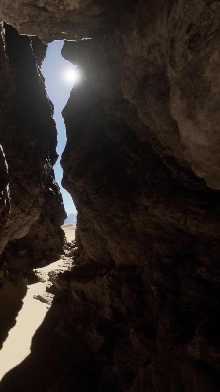 Luce che filtra attraverso un canyon roccioso con terreno sabbioso e cielo sereno