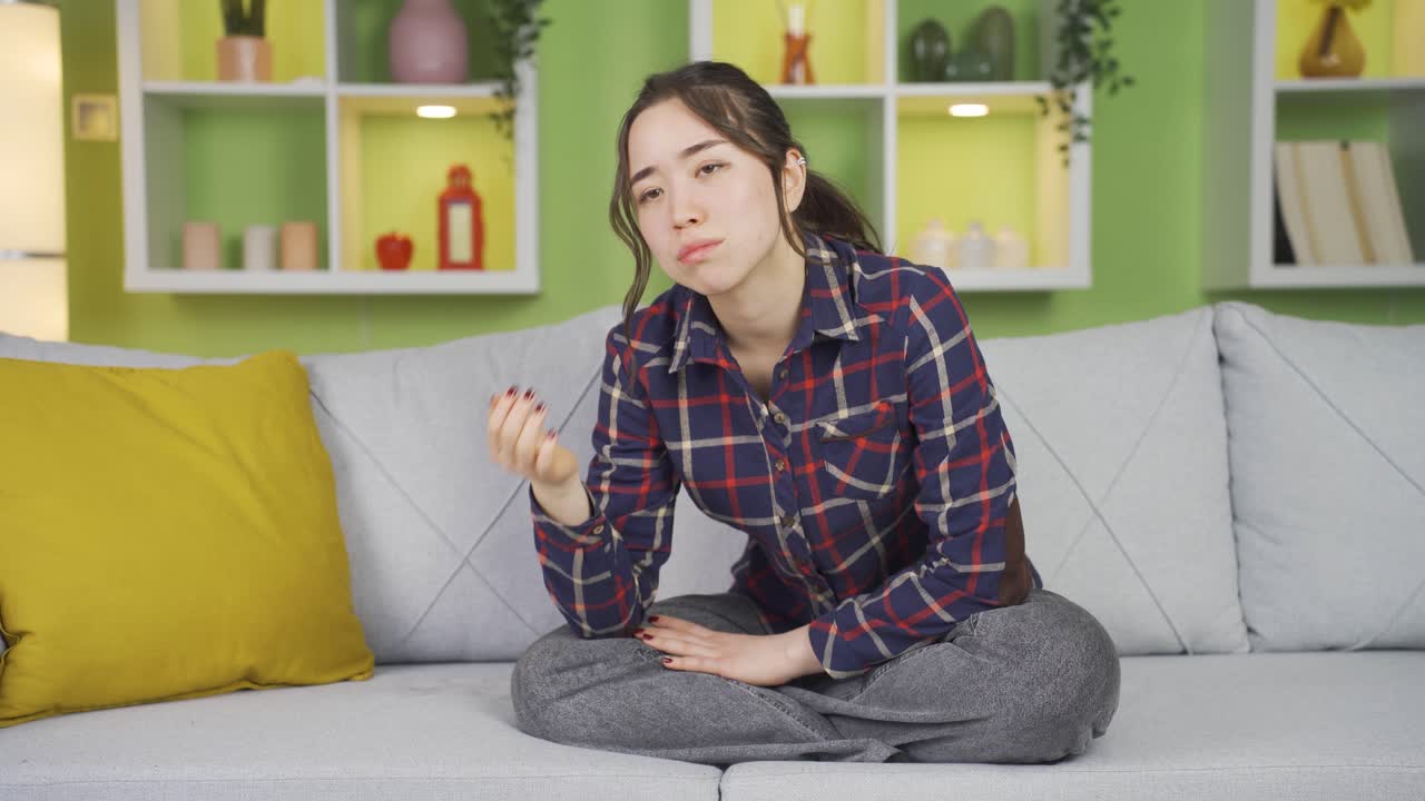 불안과 절망에 시달리는 스트레스를 받은 젊은 여성