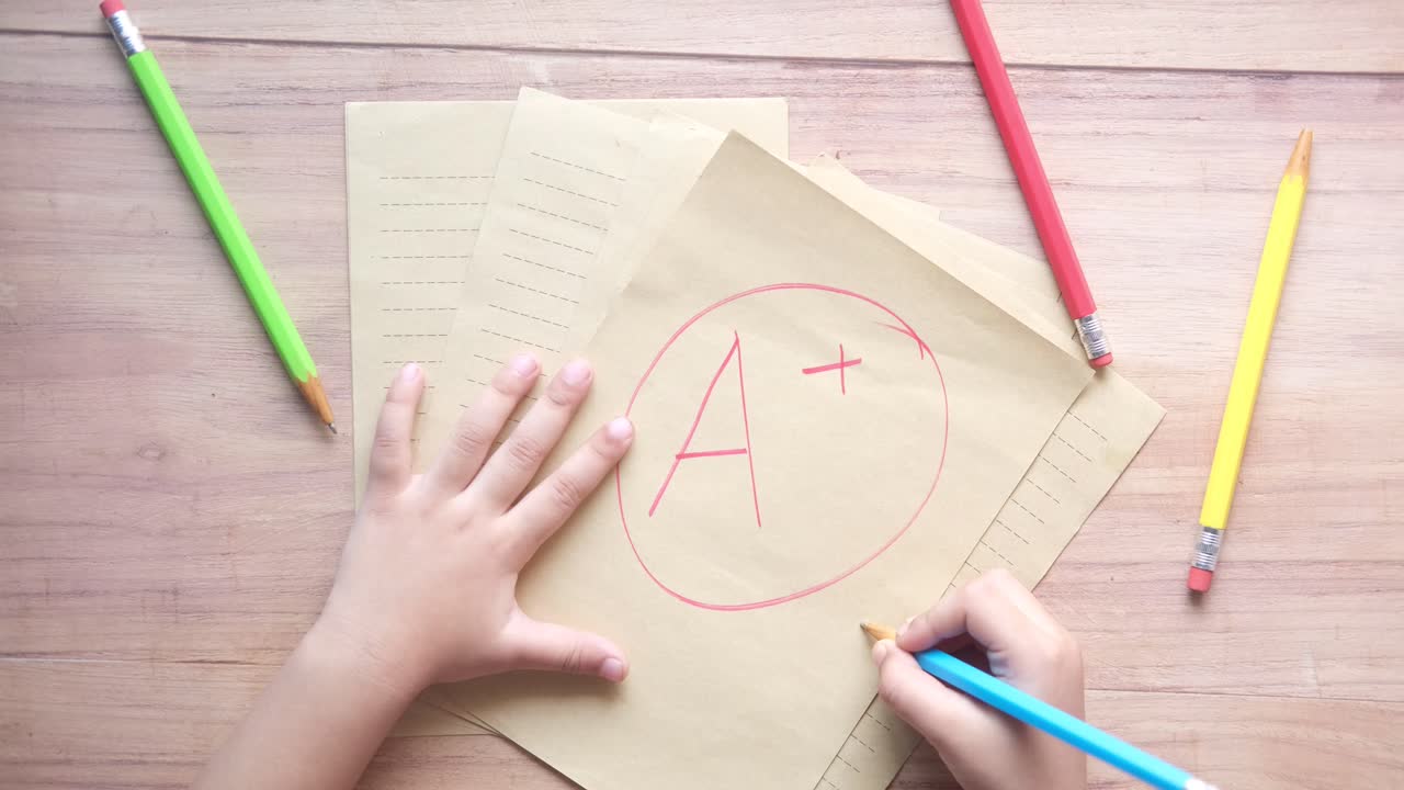 estudiante que recibe una nota a+