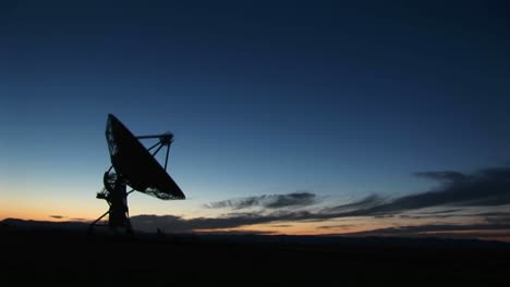 tiro largo de una silueta de una antena parabólica en la matriz en el observatorio nacional de radioastronomía en nuevo méxico