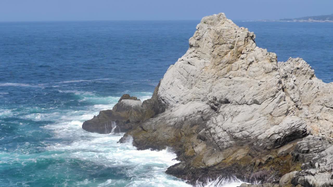 Ripresa in ultra slow motion di un'enorme roccia nell'oceano in California, USA.