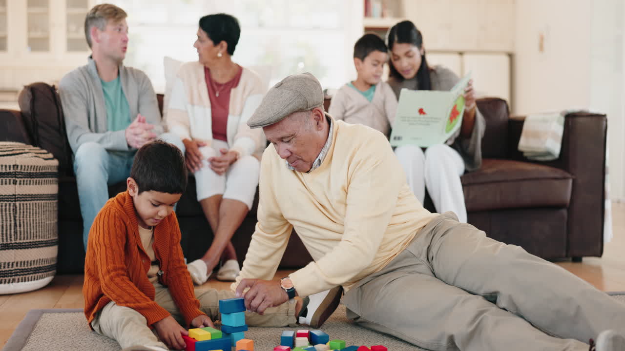 가족, 빌딩 블록과 할아버지가 놀고