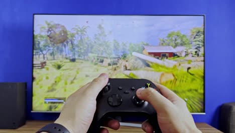 primer plano de manos jugando un videojuego con