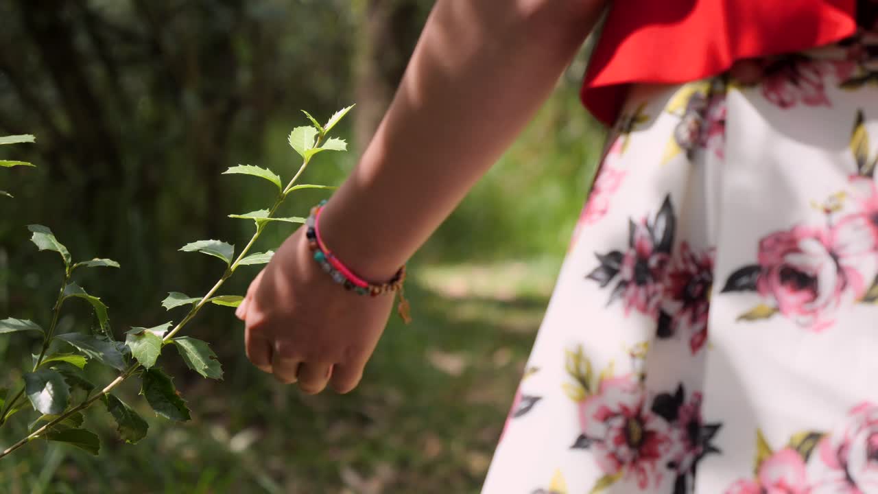 vista de cerca de una mujer joven con un bonito vestido de flores