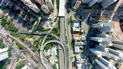 área urbana de kowloon en el centro de hong kong, vista aérea de arriba hacia abajo con tráfico y rascacielos de la ciudad