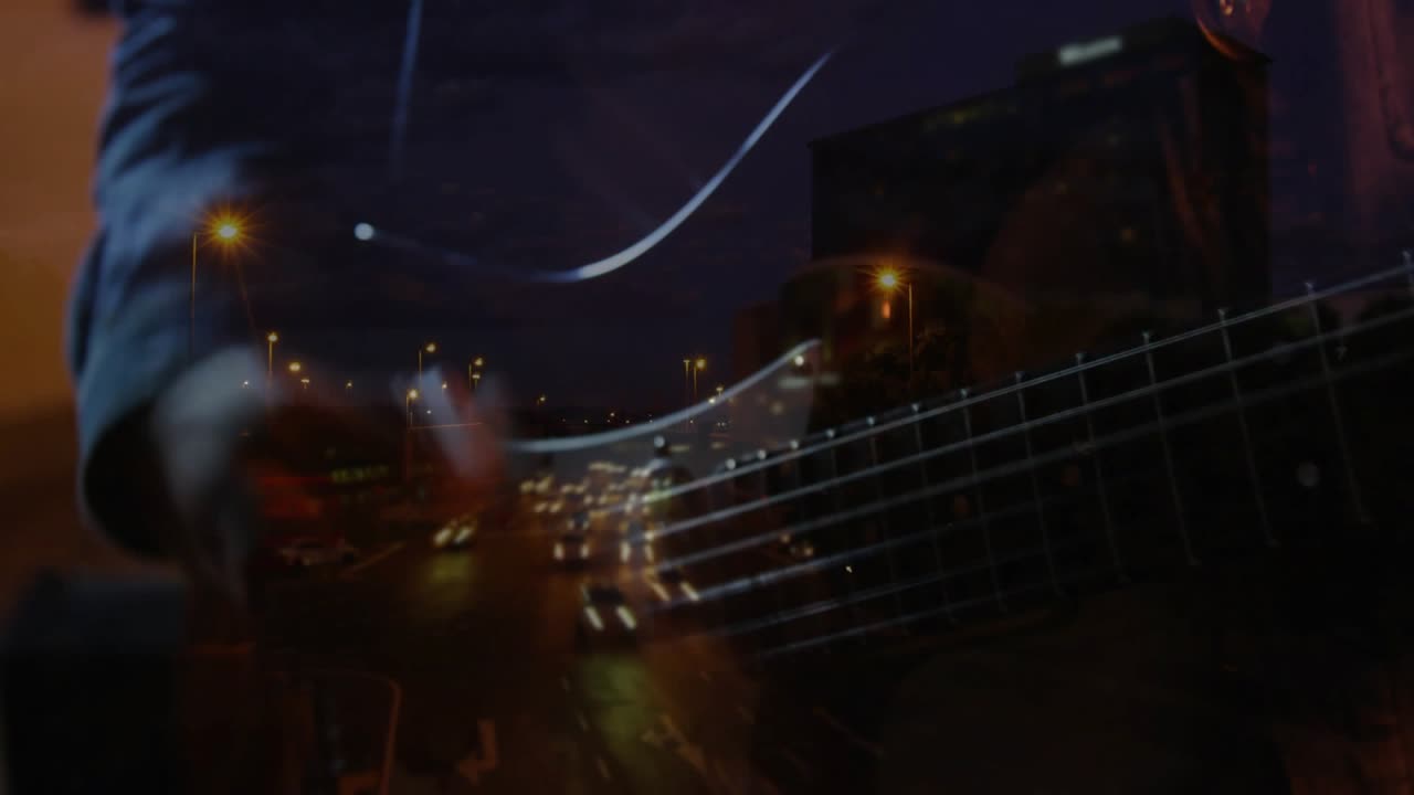 Doppia esposizione di un chitarrista che suona le corde sulla strada con scie di luce per la musica