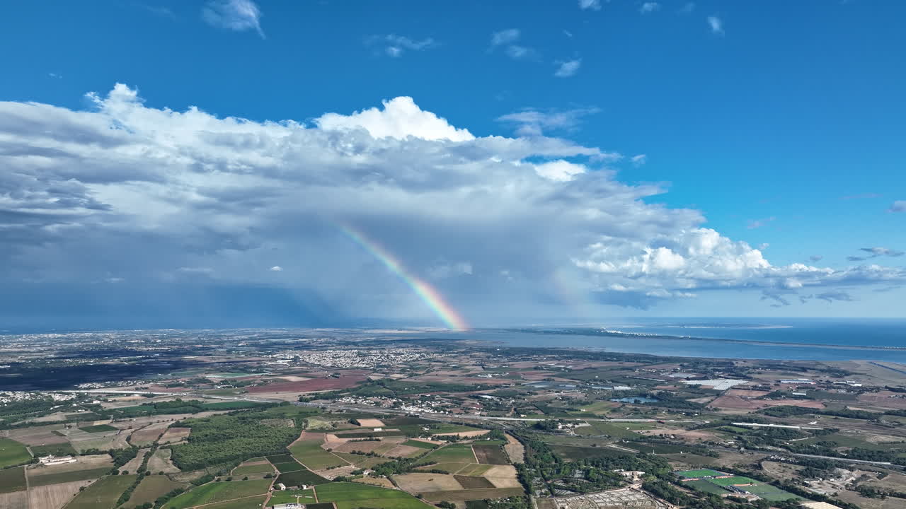 el encanto de la vista de pájaro: montpellier, viñedos, pistas de mediterráneo y arco iris