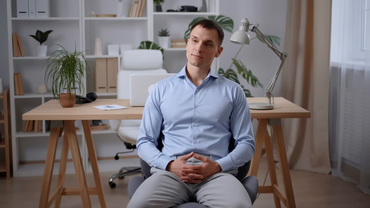 Uomo seduto alla scrivania in ufficio