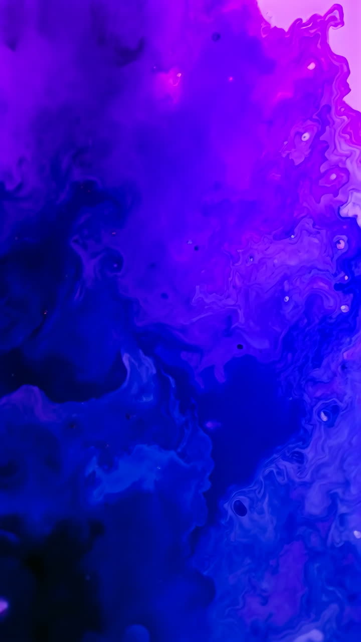 Sfondo astratto con vortici d'inchiostro viola e blu