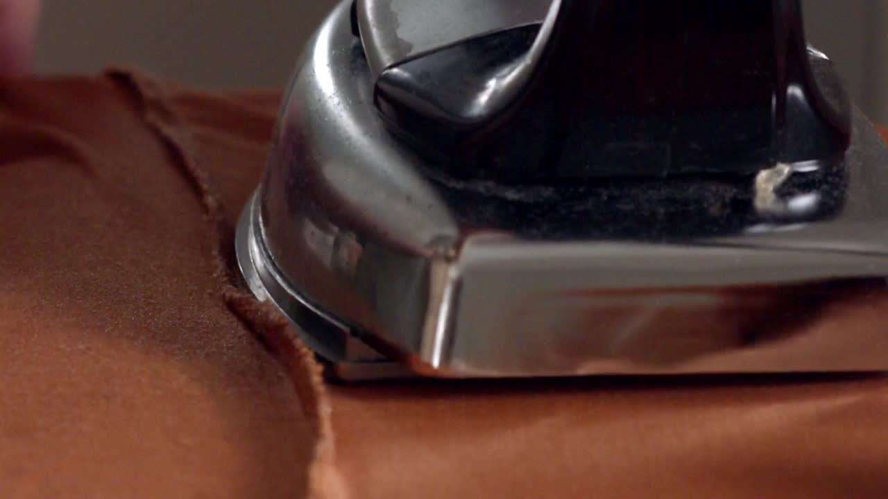 la industria de la moda crea empleos en los países del tercer mundo - planchado de cerca