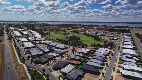 La-Autopista-Midland-Junto-A-Una-Nueva-Urbanización-Y-Un-Campo-De-Golf.