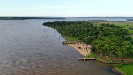 Vista-Aérea-De-Una-Playa-Y-Un-Puerto-Privado-En-El-Río-Paraná-En-Argentina