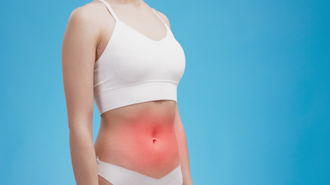 Donna con dolori allo stomaco